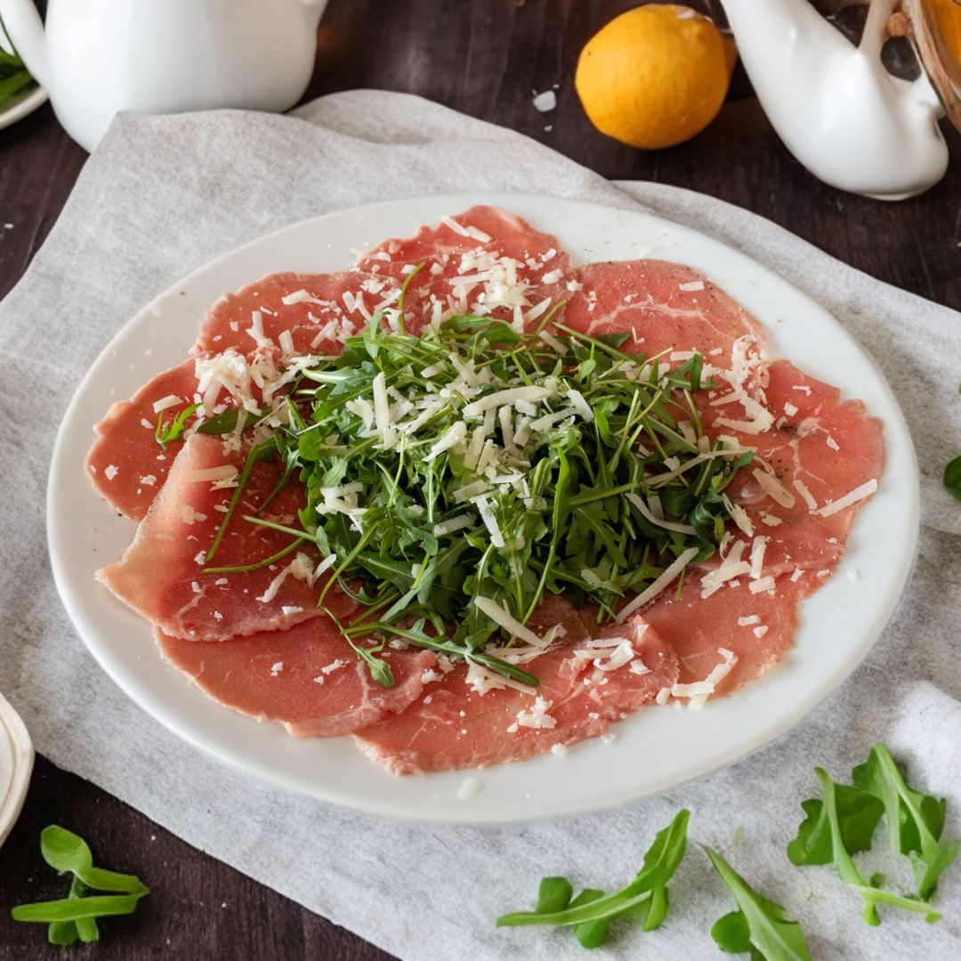 Láminas de buey con rúcula y parmesano
